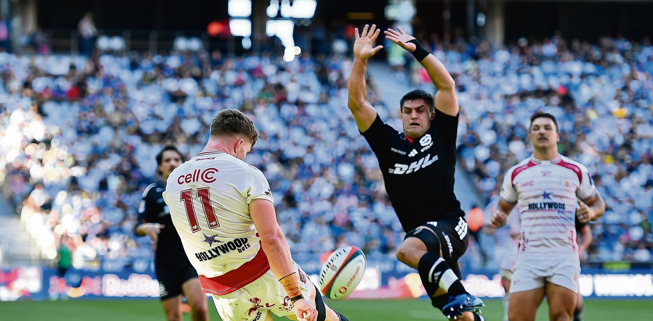 Die Stormers se Paul de Villiers probeer Ethan Hooker se skop afstorm. Foto: Ashley Vlotman/Gallo Images.