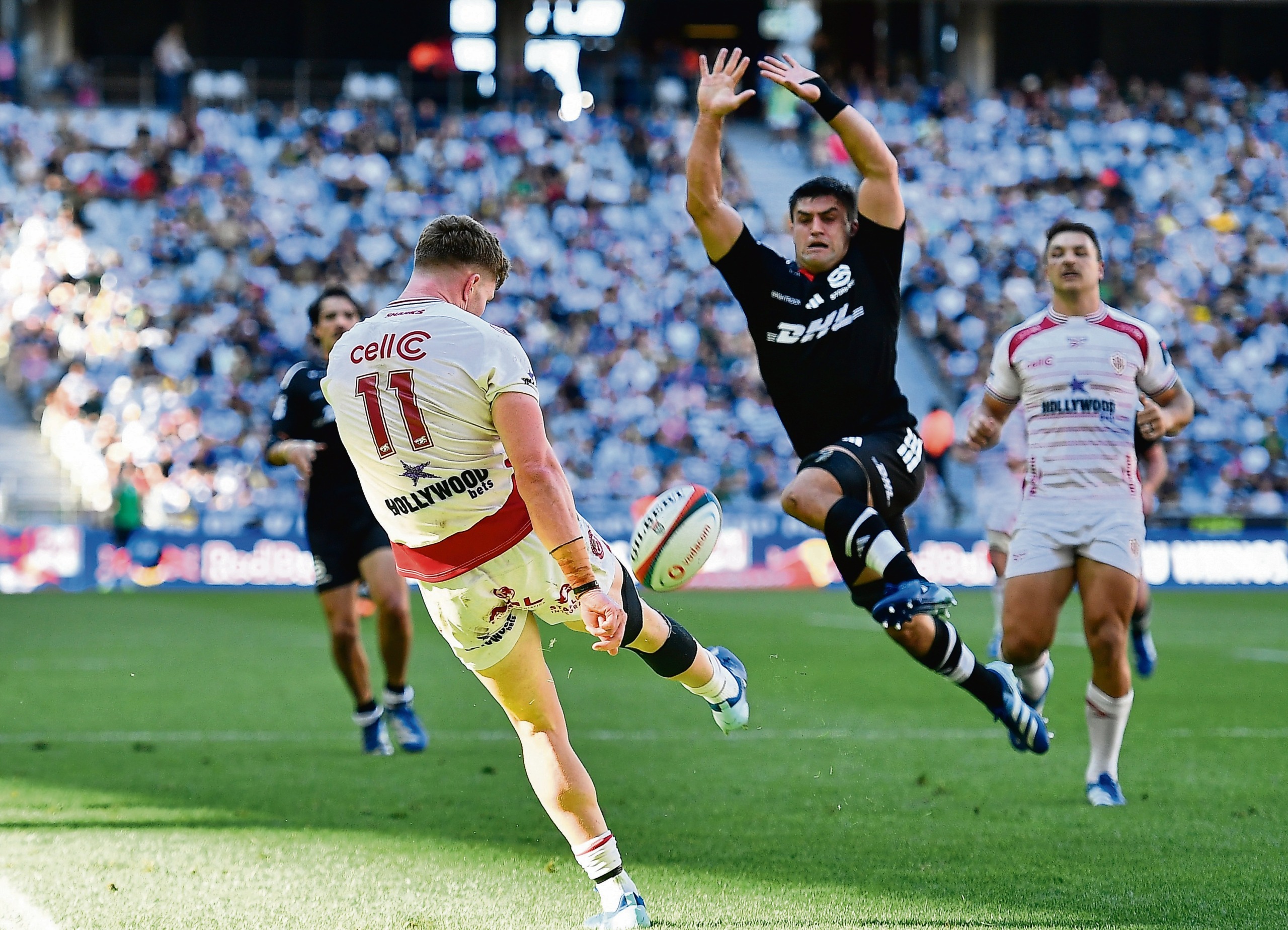Die Stormers se Paul de Villiers probeer Ethan Hooker se skop afstorm.