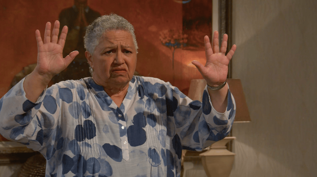 Mrs J (Theresa Sedras) word deur TK (Jesse Frankson) gekonfronteer. Foto: Skermbreep