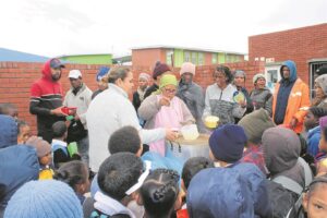 67 minute met kos vir behoeftiges