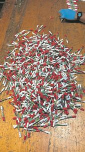 Drie vas met buise vol tik in Macassar