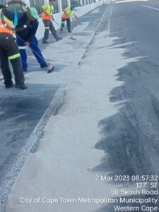 Brief: Sand op promenade voor reën pla inwoner