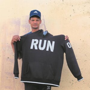 RUN-man reik helpende hand uit