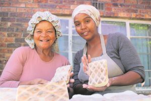 Tannie Poppie se gewilde roosterkoeke vloei in Macassar