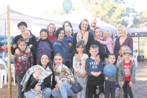 Omgee-mense ondersteun klein Marno