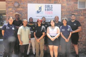 Vierdaagse jeugkamp leer seuns nuwe vaardighede