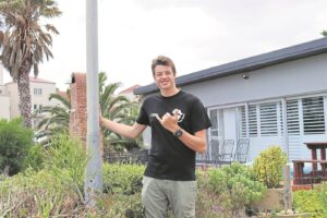 Jongman van Gordonsbaai waag sy lewe om seemeeu te red