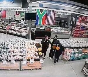 ‘SPAR-eienaar gooi my met vrugte’