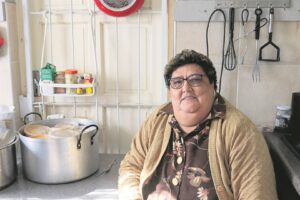 ‘Wings of Hope’ se moederhen neem honger kleintjies onder die vlerk