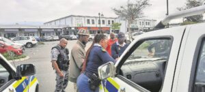 Man reg voor bank beroof