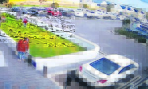 Centre cellphone store hit, five suspects sought