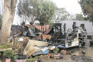 Brand saai verwoesting by Kays