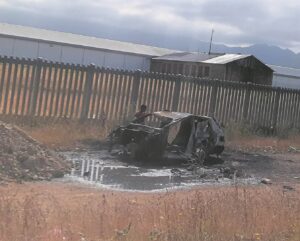 Voertuig deur vlamme verswelg