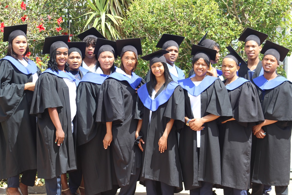 Nog 'n groep trotse gegradueerdes.