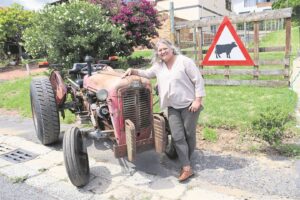 Rooi trekker samel weer geld in