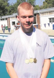 Martin is tuis in die swembad