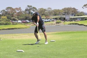 Gholfers swaai stokke vir Strand-laerskool