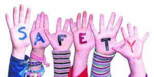 Stappe om te in ’n noodgeval met ’n kind te volg