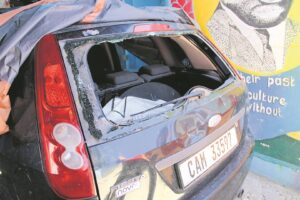 Gesin steier nog van skok ná skote by hul huis klap