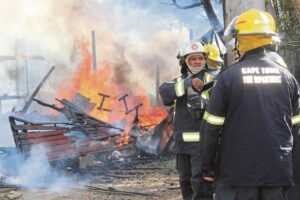 Brand by Strand-woonwapark eis twee wonings; talle dakloos