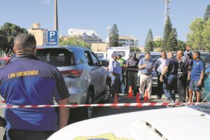 Strand-skietmoord: Taxibaas se weduwee afgemaai, twee vas