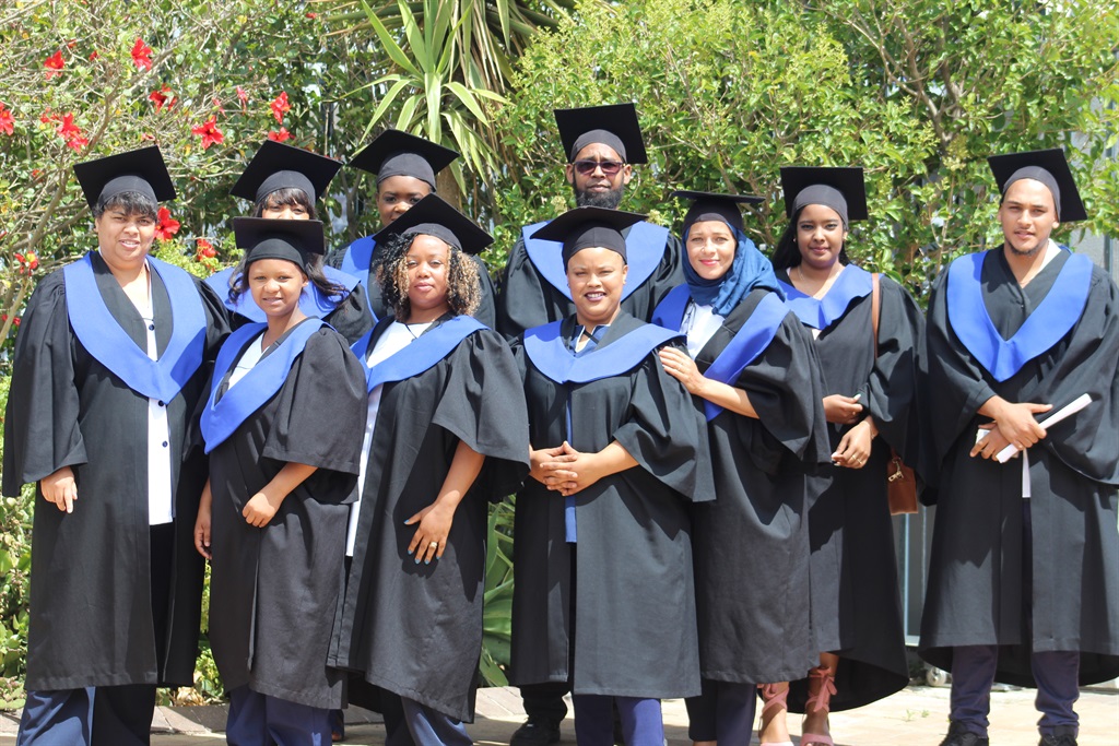 Dié trotse groep spog met hul sertifikate in tuiss