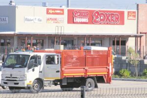 Seven suspects sought after store stick-up