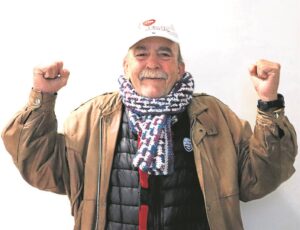 Billy die ‘Indiaan’ groet Strand