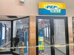 Robbers flee with 37 cellphones