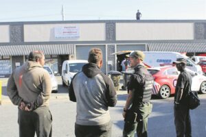 Man val 8 m deur gebou se dak