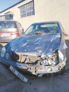 Omroeper tref bees, toe beroof