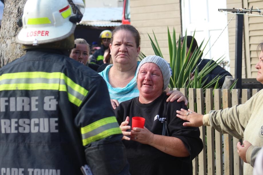 Die Strand-inwoner Nicolene Kallis en haar gesin i