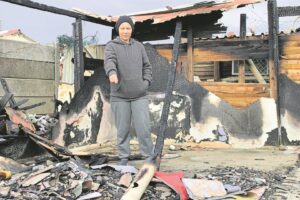 Twee gesinne verloor alles in brand