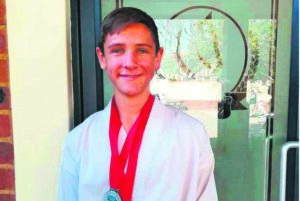 Strand-leerder presteer in karate