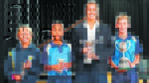 Atlete wys hul slag op die baan