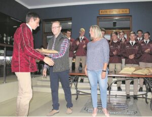 Strand-hokkiespelers kry nuwe wedstrydklere by geselligheid