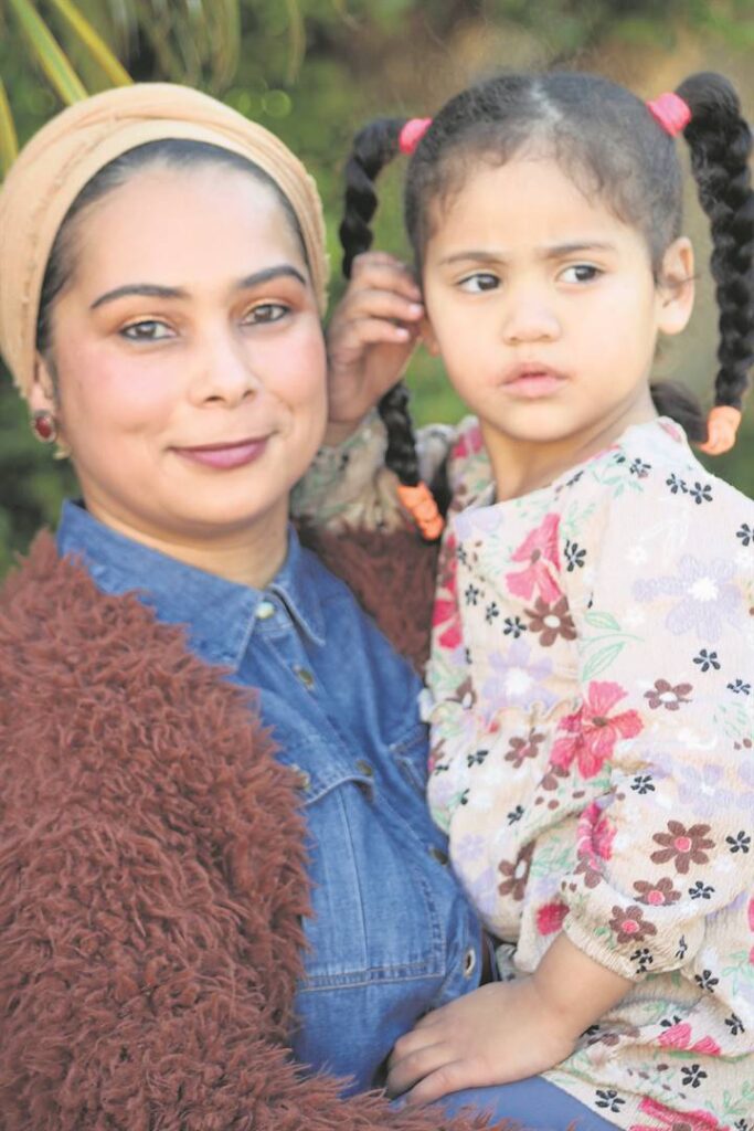 Rahkeenah Peters en haar dogter wat die stigting van die Autism Parents Support Group geïnspireer het.