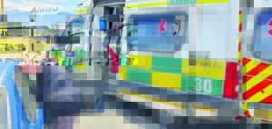 Pensionaris onder voertuig gered