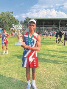Mnr. en Mej. Helderberg help jong raakrugby-ster