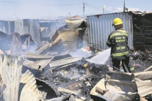 FOTO’S | Vyftig dakloos ná brand in Macassar