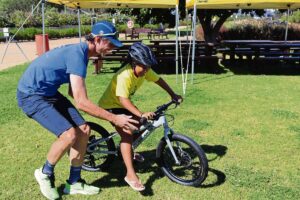 Jong fietsers van Anna-stigting ry eie ‘Epic’