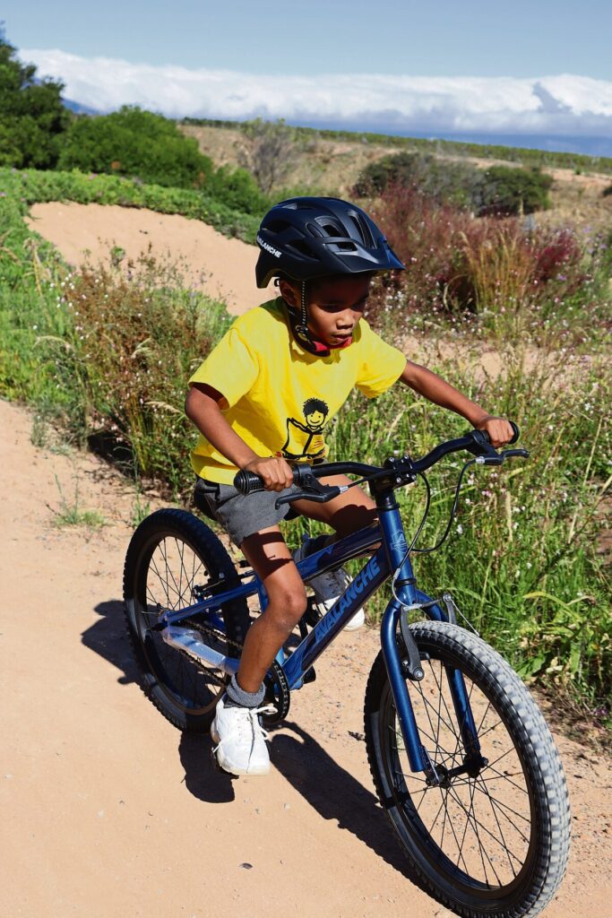 D-handré Pedro (9), leerder van Weber Gedenk Primêr in Jamestown, stel een van die nuwe fietse op die proef.