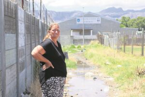 Vuil water in deurloop in Strand pla inwoners