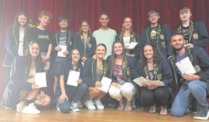 Leerders en 2022-matrieks van HS Strand vereer