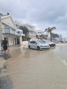 Springgety slaan tande in, vrou van haar voete geslaan