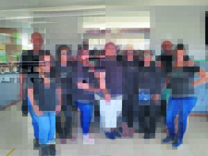 Gholfstokke swaai ter ondersteuning van Badisa