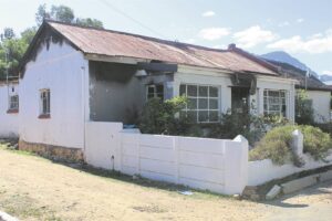 Gesin vra hulp nadat huis brand