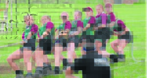 Strand se meisies span die tou styf