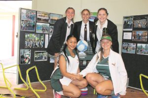 Voornemende Kuikens en Arende verwelkom