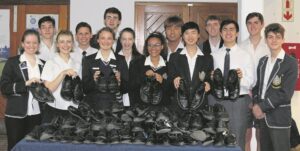 As die skoen jou pas . . .